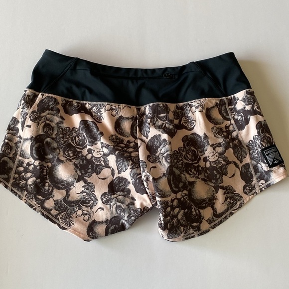 Oiselle Roga athletic running shorts black pink roses women’s 8 eight - Picture 4 of 6